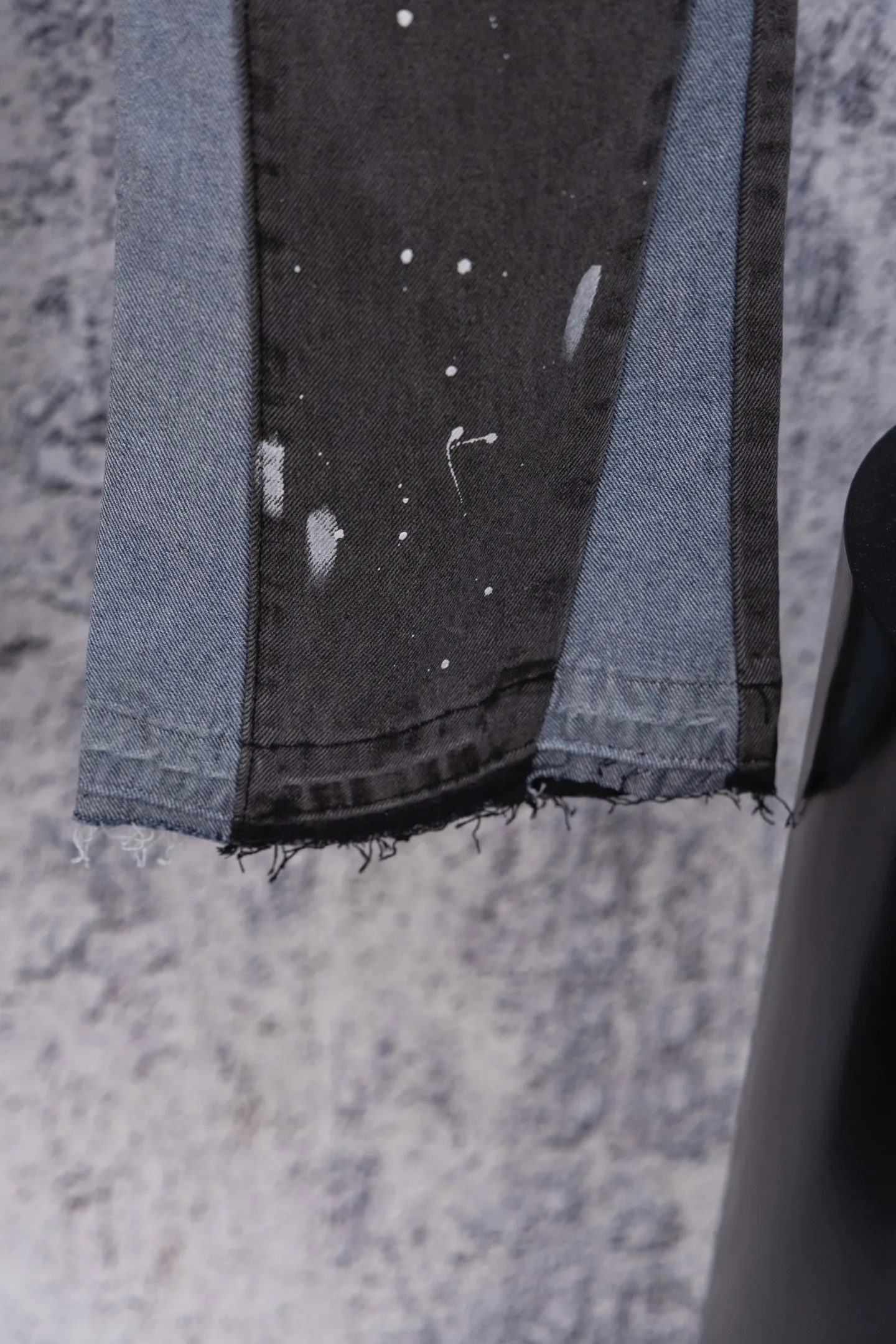 💰270 GALLERY DEPT.25ss new style splash-ink jeans, boot-cut trousers, denim + splash-ink, full of artistic sense! The trouser legs are spliced ​​with denim, creating a layered look, and the words "GALLERY DEPT." are super recognizable✨. High-density denim, wear-resistant and comfortable, perfect for daily wear or street style. Inspired by the classic elements of Helmut Lang, splashing ink is full of three-dimensionality. Pair it with simple tops or HL items to easily get a sense of avant-garde fashion! Gallery Dept. targets the global fashion pioneer group aged 18-35 and positions itself as a "high street art trendy brand". Cultural symbol output: Through endorsements from stars such as Virgil Abloh, Jennie, and Justin Bieber, the brand’s benchmark status in the hip-hop and fashion circles is strengthened. Size: 28-34 Color: Gray Blue